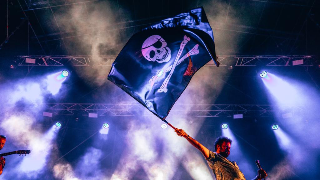 Bandera pirata siendo ondeada por el Canijo de Jerez en el escenario